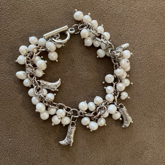 Jewelry - Statement mother of Pearl cluster pearl in  silver tone bracelet 8.5”